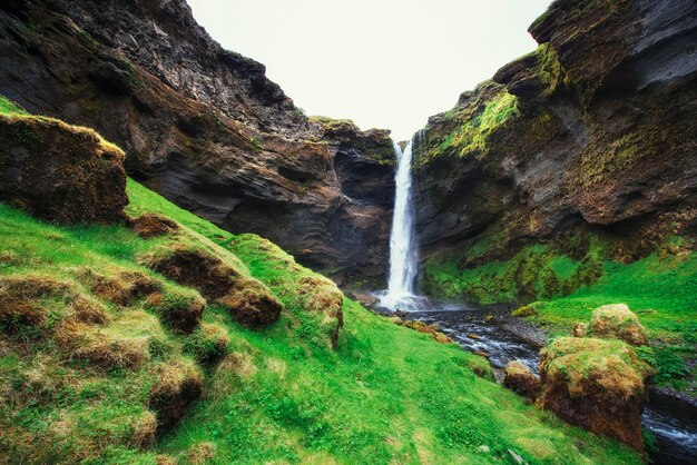 Fantastico paesaggio di montagne e cascate in Islanda