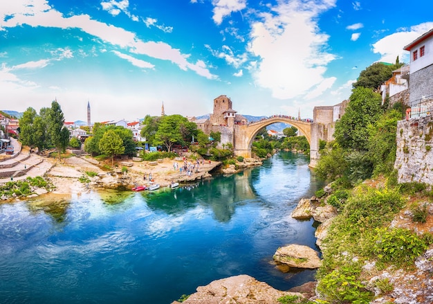 Fantastico skyline di Mostar con le case e i minareti del ponte di Mostar durante la giornata di sole