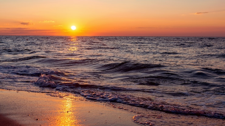 Foto fantastico tramonto colorato su acque ondulate il giorno d'estate