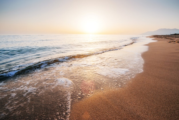 Fantastico tramonto sulla spiaggia. Bel paesaggio