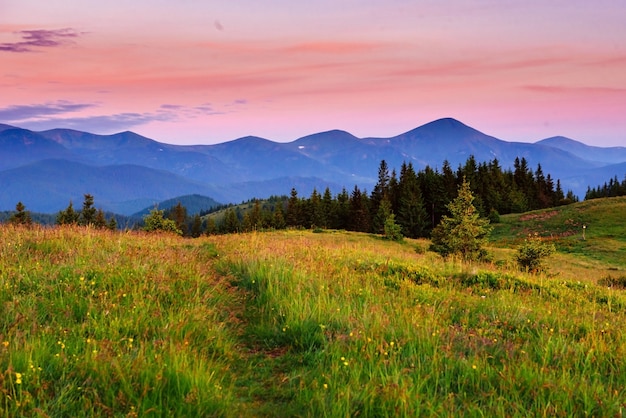 Fantastico tramonto sulle montagne dell'Ucraina