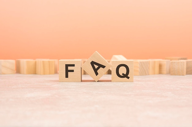 FAQ blocchi di legno parola su sfondo arancione FAQ domande frequenti risposta qa q e concetti di informazione