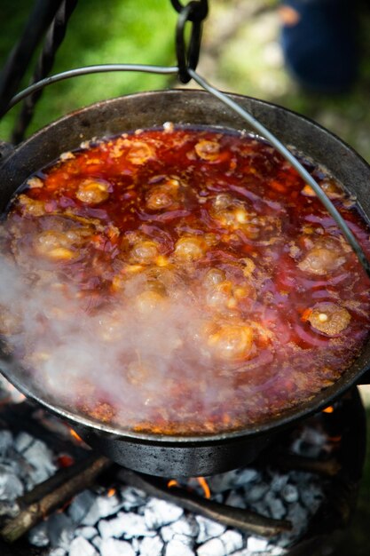 far bollire il chili con carne in un calderone