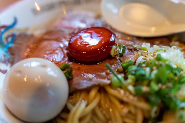 Far bollire le tagliatelle all'uovo ramen asiatico e verdure per la zuppa