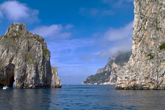 Faraglioni sull'isola di Capri Italia