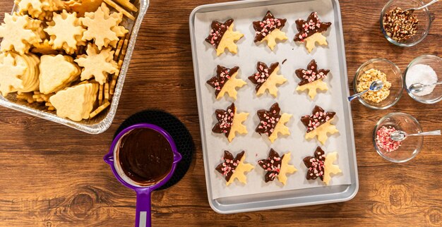 Fare biscotti a forma di stella con cioccolato e patatine di menta piperita