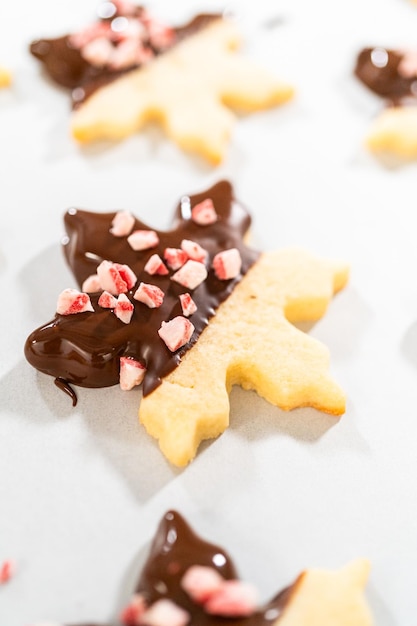 Fare biscotti a forma di stella con cioccolato e patatine di menta piperita