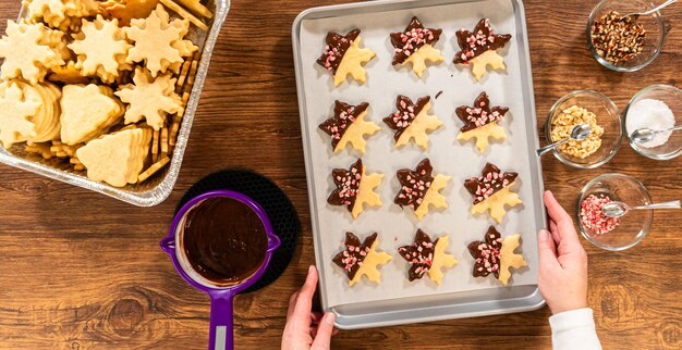 Fare biscotti a forma di stella con cioccolato e patatine di menta piperita