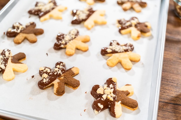 Fare biscotti di zucchero tagliati con cioccolato e nocciole spruzzate