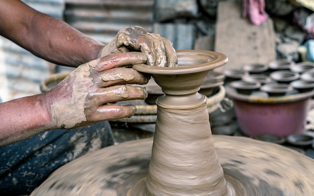 fare ceramiche d'arte di argilla a Bhaktapur, Nepal.