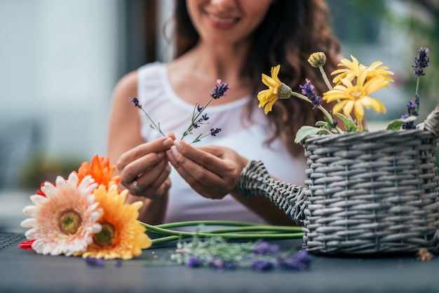 Fare cesto di fiori.