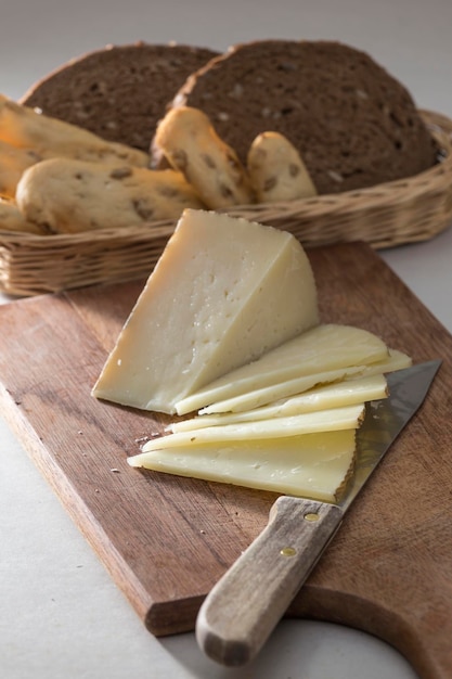 Fare colazione a fette di formaggio e cesto di vari panini