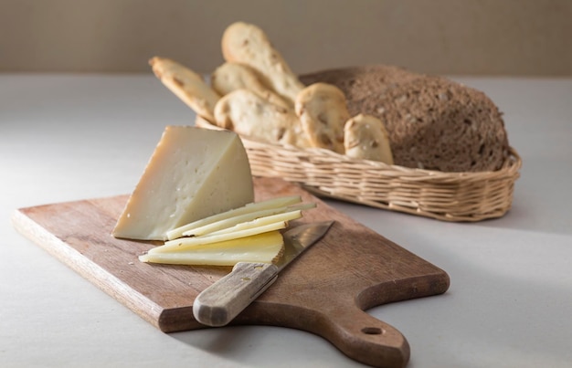 Fare colazione a fette di formaggio e cesto di vari panini