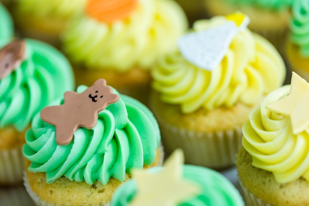 Fare cupcakes multicolori per la festa di compleanno dei bambini.