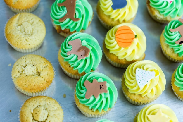 Fare cupcakes multicolori per la festa di compleanno dei bambini.