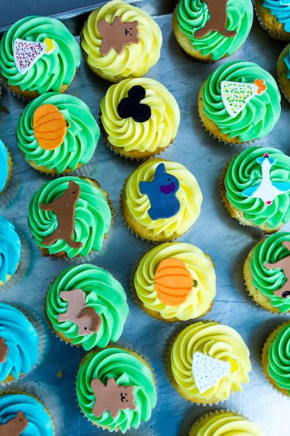 Fare cupcakes multicolori per la festa di compleanno dei bambini.