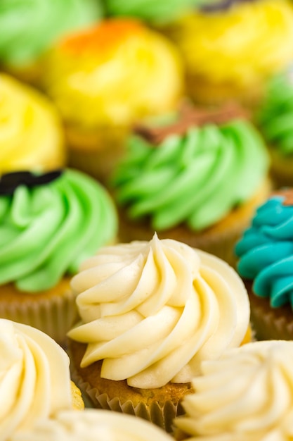 Fare cupcakes multicolori per la festa di compleanno dei bambini.