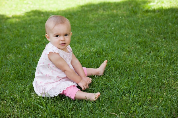 Fare da baby-sitter sveglio su erba al parco