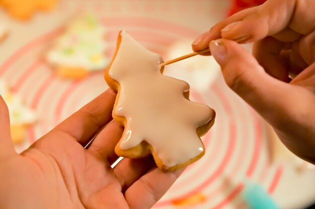 Fare i biscotti delle feste biscotti fatti a mano di pan di zenzero