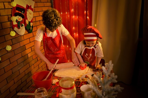 Fare i biscotti delle feste biscotti fatti a mano di pan di zenzero