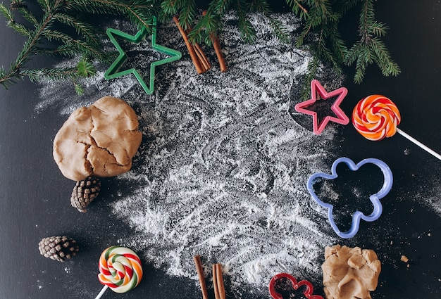 Fare i biscotti di pan di zenzero di Natale