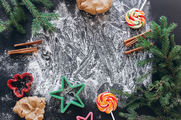 Fare i biscotti di pan di zenzero di Natale