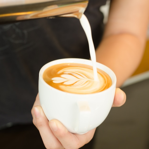 Fare il caffè con latte art