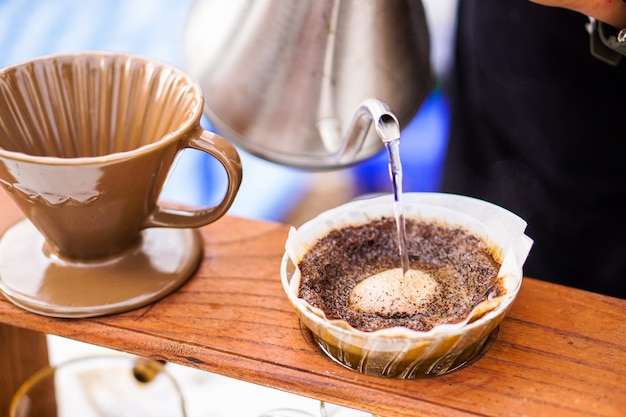 Fare il caffè fresco a mano.