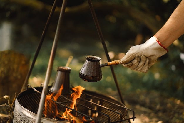 Fare il caffè sul rogo fare il caffè o il tè sul fuoco dell'attrezzatura turistica della natura