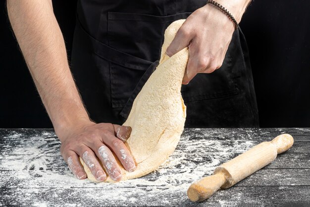 Fare il pane fatto in casa. Istruzioni passo passo. Il cuoco dà forma all'impasto