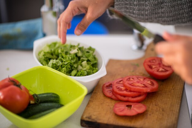 Fare insalata per pranzo nella cucina moderna