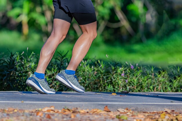 Fare jogging la sera nel parco pubblico