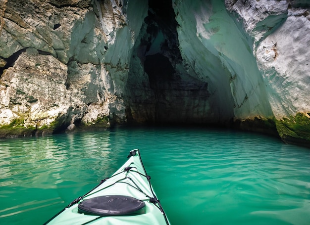 fare kayak nella grotta di pietra di marmo blu-verde