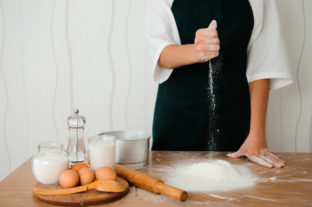 Fare l'impasto con mani femminili al forno