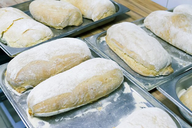 Fare la ciabatta di pane al forno. Il processo di cottura