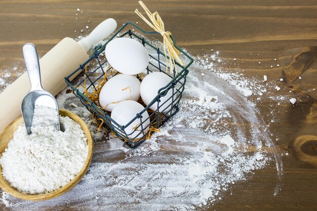 Fare la pasta fatta in casa con prodotti freschi dell'azienda.