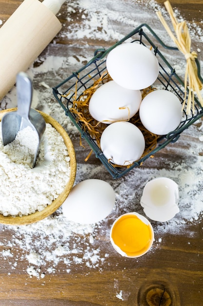 Fare la pasta fatta in casa con prodotti freschi dell'azienda.