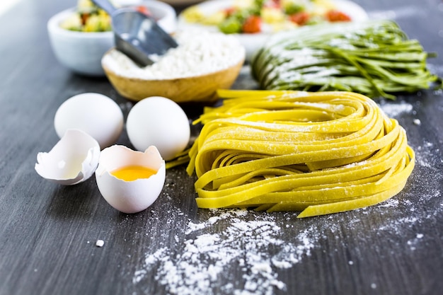 Fare le linguine fatte in casa con i prodotti freschi dell'azienda agricola.