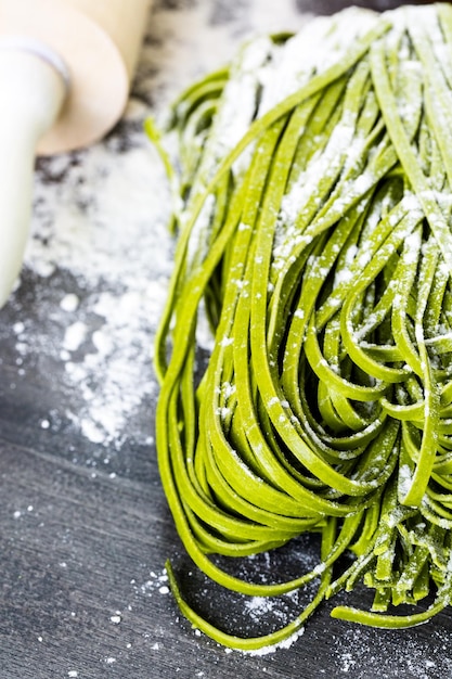 Fare le linguine fatte in casa con i prodotti freschi dell'azienda.