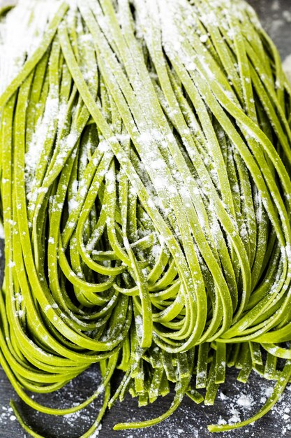 Fare le linguine fatte in casa con i prodotti freschi dell'azienda.