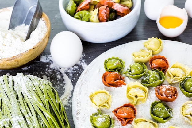 Fare le linguine fatte in casa con i prodotti freschi dell'azienda.