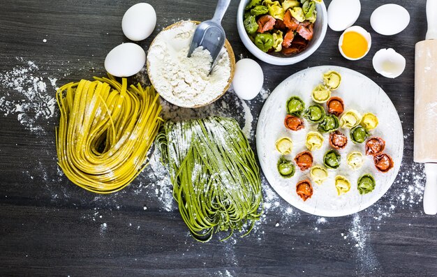 Fare le linguine fatte in casa con i prodotti freschi dell'azienda.