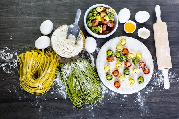 Fare le linguine fatte in casa con i prodotti freschi dell'azienda.