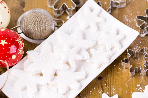 Fare marshmallow a forma di fiocchi di neve per guarnire la cioccolata calda.