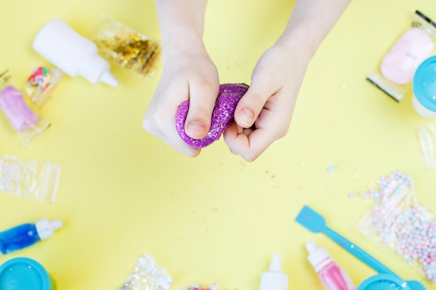 Fare melma a casa bambino allungando melma colorata concetto fai da te mani