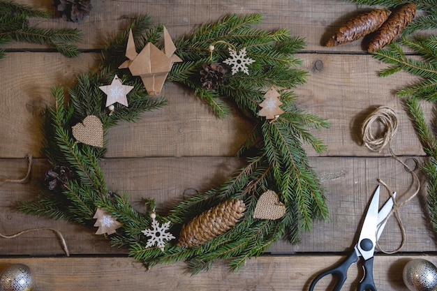 Fare natale eco ghirlanda rami di abete coni forbici corda di iuta decorazioni in legno