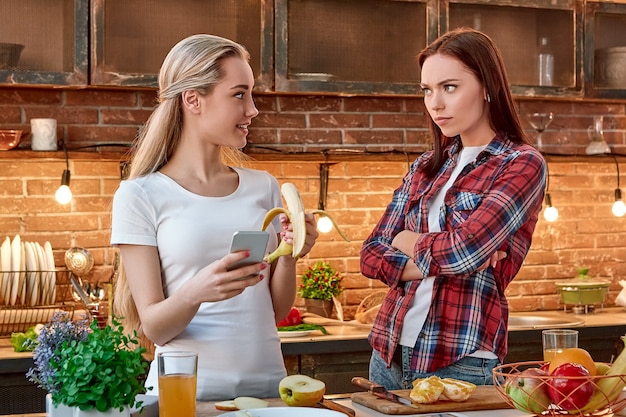 Fare o dieta mangiare giusto futuro brillante giovani amiche che preparano insieme un pasto sano in