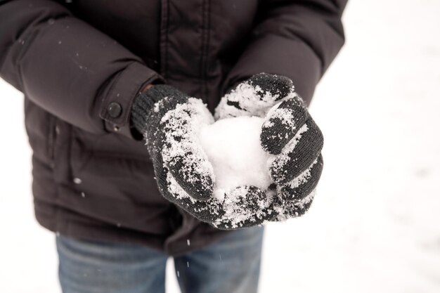 Fare palle di neve con i guanti