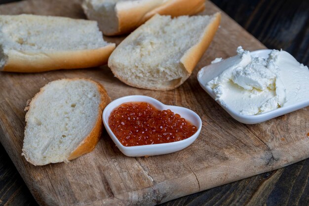 Fare panini con baguette e crema di formaggio con caviale