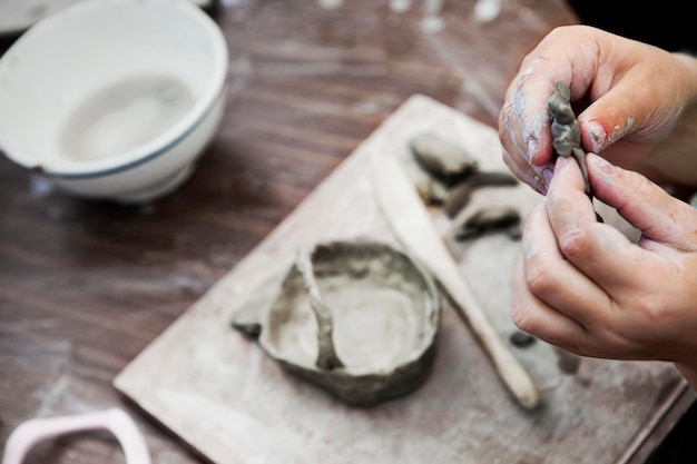 Fare piccole ceramiche in un laboratorio scolastico